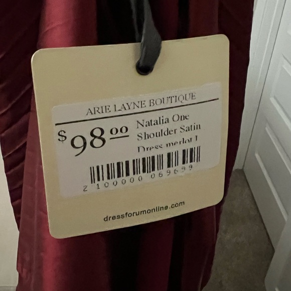 Elegant One-Shoulder Satin Red Dress - Picture 5 of 5